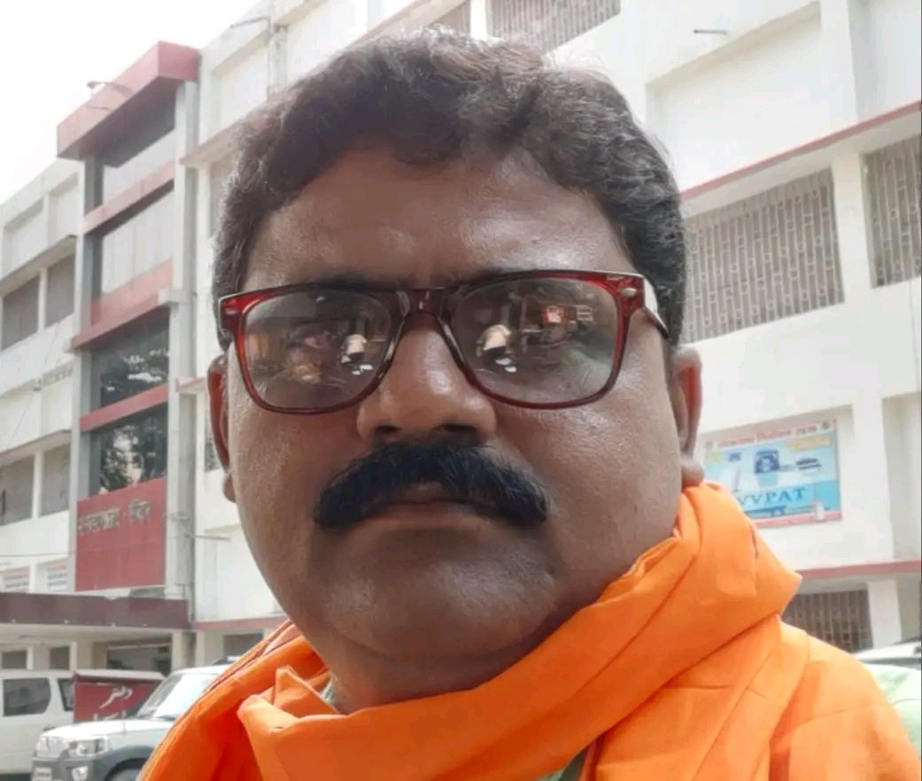 anandpathak76's tweet photo. आँखे भी खोलनी पड़ती हैं उजाले के लिए, केवल सूरज के निकलने से ही अँधेरा नहीं जाता। समय साथ देता है वो बड़ों बड़ो को मात देता है। अमीर के घर बैठा कौवा भी मोर लगता है गरीब का भूखा बच्चा भी चोर लगता है। मुझमें हजार ख़ामियां है माफ किजिए पर अपने आइने को भी तो कभी साफ किजिए। #आनंद_पाठक https://t.co/mPQaEGy7uo