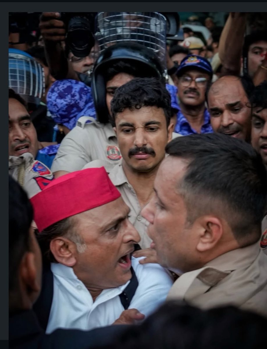 DrLaxman_Yadav's tweet photo. यह तस्वीर उस तानाशाही सत्ता के नाम एक संदेश है, जो यह भ्रम पाल बैठी है कि लोकतंत्र से बड़ा उसका अहंकार है।

@yadavakhilesh https://t.co/UJUPxMNX3f