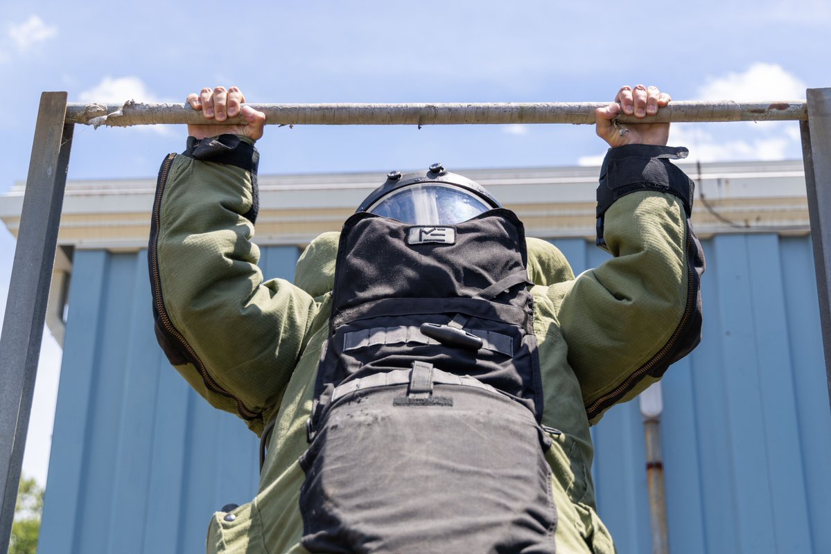 NavalAcademy's tweet photo. U.S. Naval Academy Midshipmen participating in the Navy Explosive Ordnance Disposal (EOD) Professional Training Event (PTE) are gaining hands-on exposure during their summer training block alongside Navy EOD units.💣 https://t.co/pWilWqzPz9
