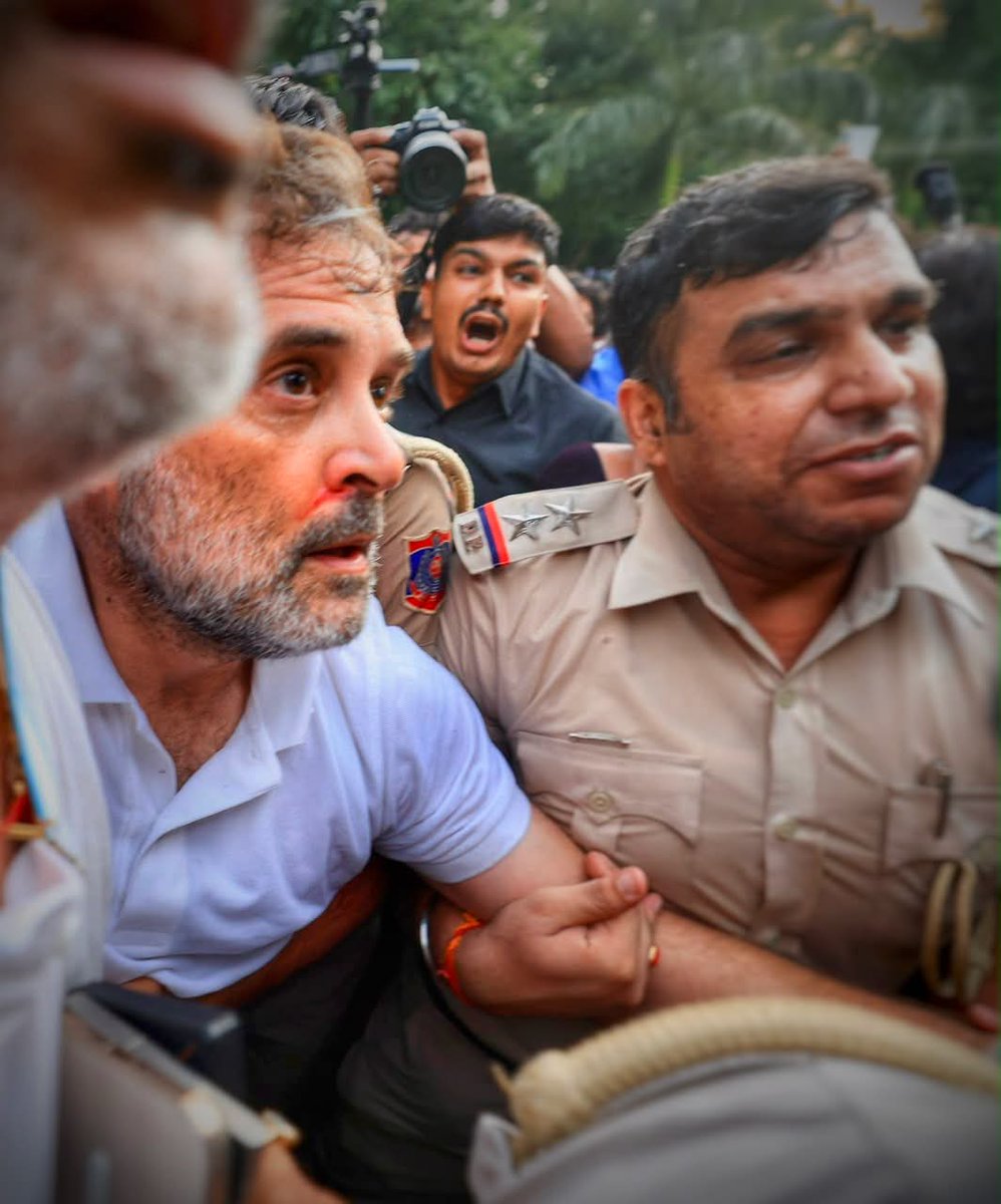 dablusingh_'s tweet photo. अगर आज एक साथ स्टूडेंट्स अपने हक के लिए लड़े तो देश में ऐसी स्थिति आएगी जिसमें ना पढ़े लिखें सरकार चलाने वाले के बेटों बेटियां रिश्तेदारों को नौकरी मिलेगी और आम जनता मरने के लिए छोड़ दिया जाएगा उसको फ्री का अनाज हर महीने 2000 रुपये दिये जाएंगे।
#delhi #jantarmantar #rahulgandhi https://t.co/s2Gd4Znf2E