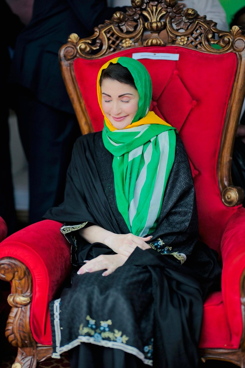 SaimaFarooq's tweet photo. کشمیر کا جھنڈا سر پر اوڑھے مریم نواز شریف کا اپنی کشمیر اور کشمیر کی عوام سے محبت اور عقیدت کا خوبصورت  انداز ❤️ https://t.co/RTuf4q09tx