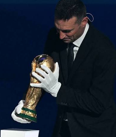 ochoken's tweet photo. #TN #LN #mundial Todo el mundo toco la copa!!  aparte de lo jugadores, a Scaloni la FiFa le dijo que no podia tocarla y le hicieron poner Guantes, seria POr que no es Real? https://t.co/GJC6zfy0B0