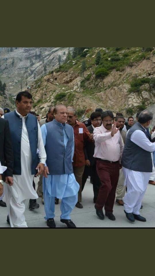 RanaAamirilyas's tweet photo. نواز شریف کی آذاد کشمیر کا وزیراعظم بننے کی خواہشُ دراصل کشیریوں سے محبت کی عکاسی کرتی ہے ملک میں ڈویلپمنٹ کرانے کے کام میں کوئی  دوسرا لیڈر نزدیک نزدیک بھی نہیں ہے آج کے اس پروگرام کے کلپ کے ساتھ آج سے نو سال قبل کی تصویر لواری ٹنل کے دورے کی ہے جو وہ اپنی سپریم کورٹ سے نااہلی سے محض سات دن قبل کی ہے انہیں علم تھا کہ اس وقت کی اسٹیبلشمنٹ اور  سپریم کورٹ انہیں نااہل ہر صورت کرنا چاہتے ہیں 
نواز شریف نے آج بھی ڈولپمنٹ پر بات کی البتہ مریم نواز شریف نے سیاسی جواب پیپلز پارٹی کو ٹکا کر دیا