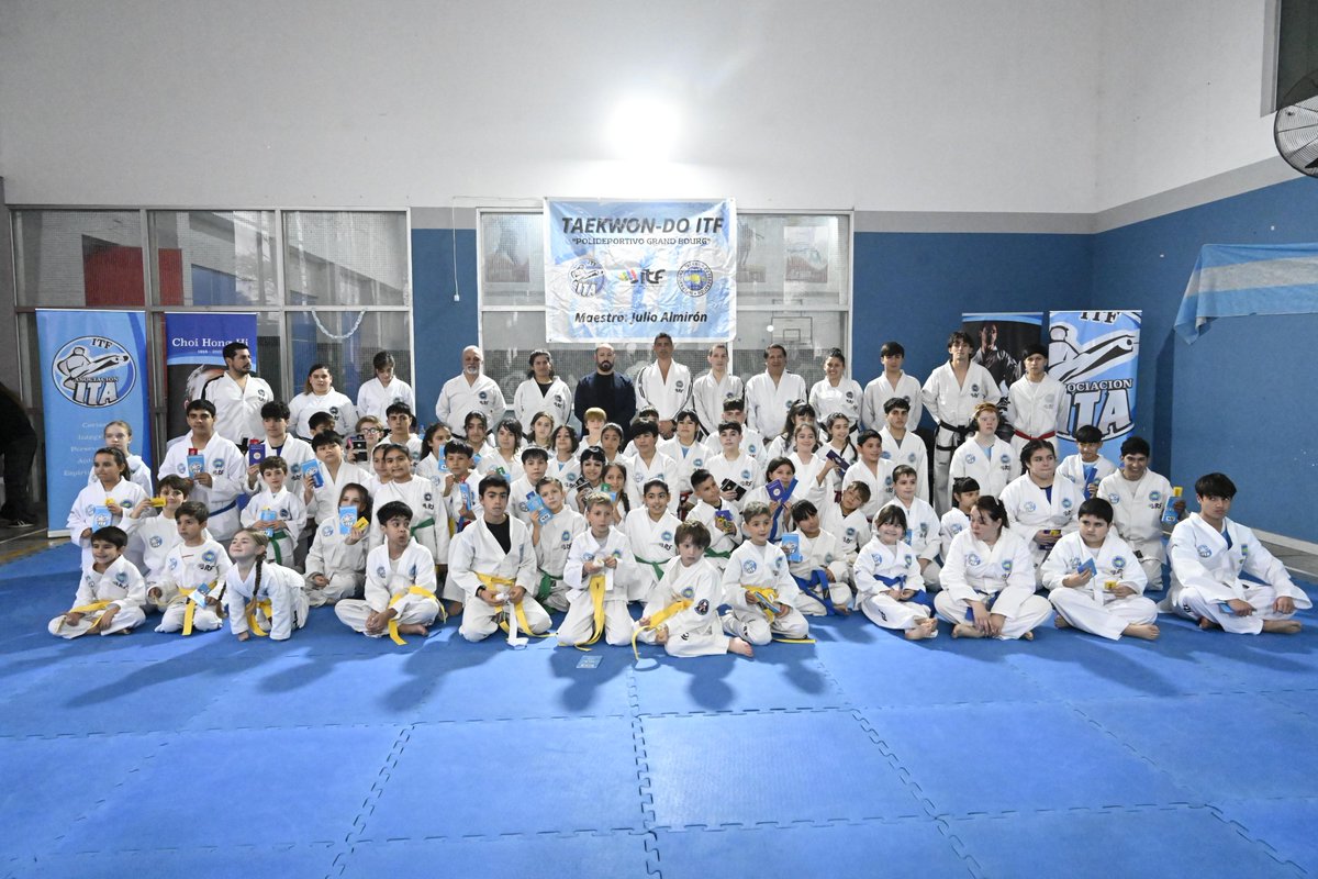 munimalvinas's tweet photo. Exámenes de Taekwondo en el Polideportivo Grand Bourg 🥋

El Polideportivo Grand Bourg fue sede de una nueva mesa de examen para cinturones de color, en la que más de 60 alumnos demostraron su preparación y compromiso con esta disciplina.

La jornada reunió a familias, instructores y deportistas, acompañando el crecimiento y la formación de quienes practican taekwondo en #MalvinasArgentinas.
#Taekwondo #Deporte #MalvinasArgentinas
