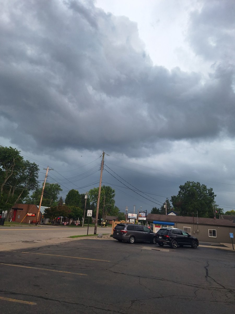 PrettyPuma69's tweet photo. Mother Nature is about to give me a free shower!!! https://t.co/3BZvvaTkjH