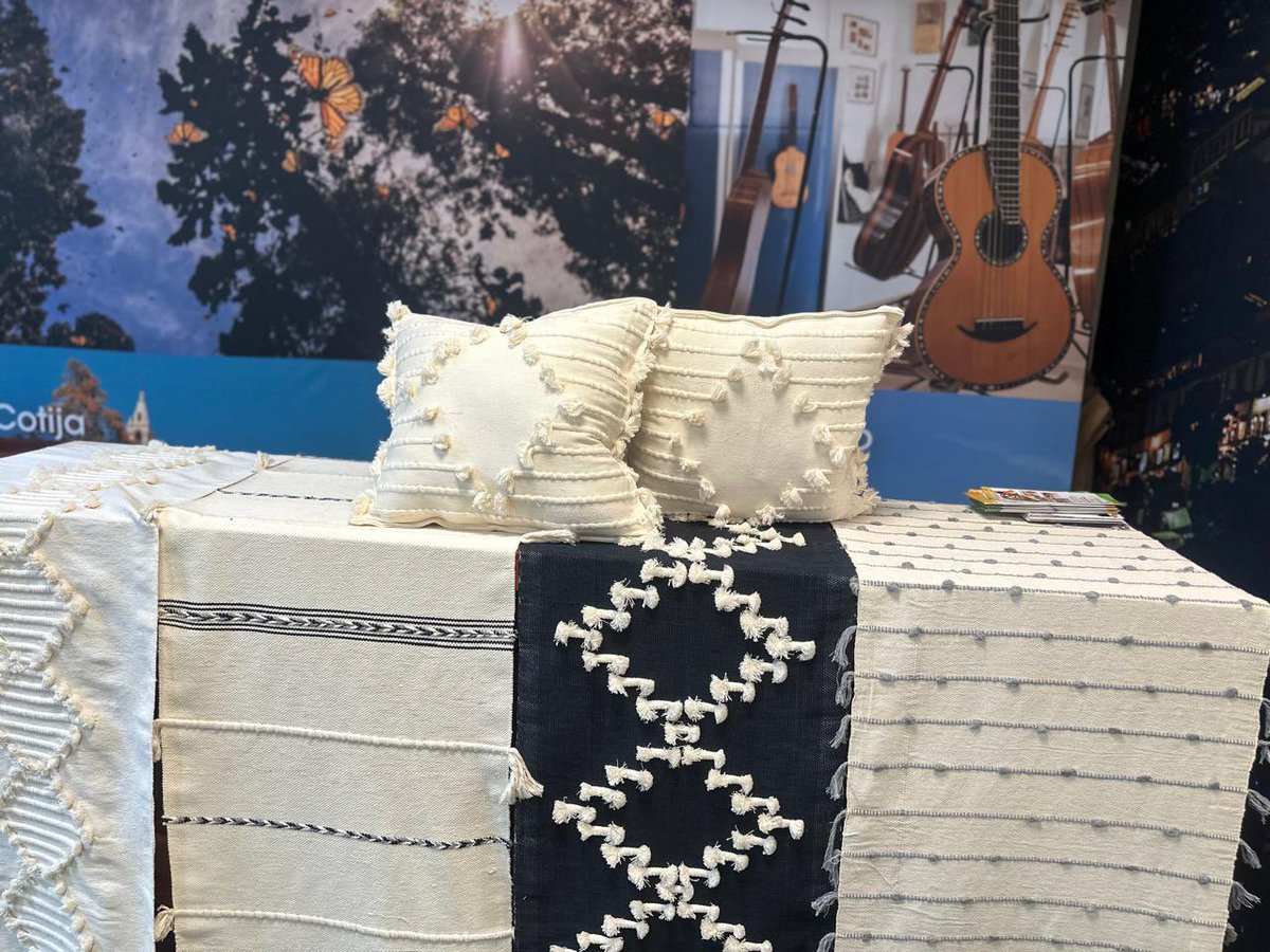 casartmichoacan's tweet photo. ⚽️¡Visita Punto México y adquiere la mejor #ArtesaníaMichoacana! 
👐🏽 Artesanas y artesanos te esperan con piezas en las ramas de textil, madera, laca, alfarería, cobre y muchas más.  #elAlmadeMéxico 
🗓 Todo julio.
📍Av. Pdte. Masaryk 172, Polanco, CDMX.
⏰ De 9:00 a 19:00 horas. https://t.co/OXzr8OaZPl