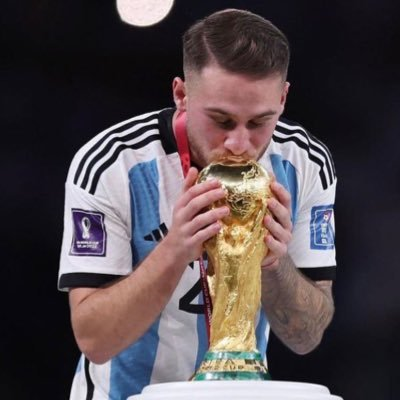 LMarcospena's tweet photo. "Gracias a quienes, desde otros países, nos mandan mensajes burlándose o alegrándose por nuestro dolor.

Sin quererlo, nos ayudan a sentirnos cada día más orgullosos de ser argentinos” Alex Mac Allister

Resumen perfecto de mi sentir. https://t.co/9pG1wOVbiU