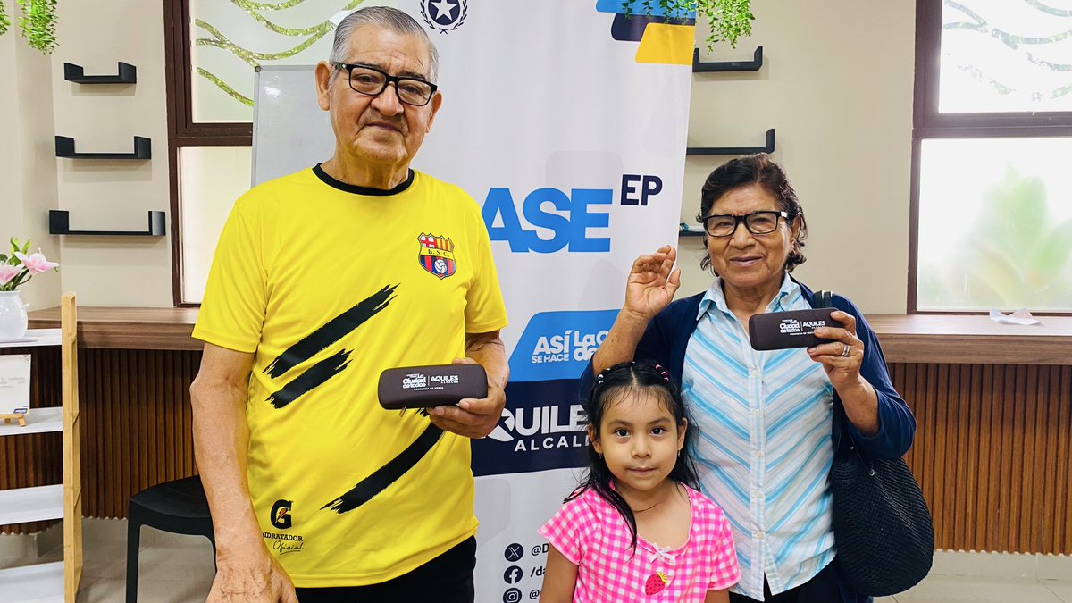 DASEAlcaldiaGye's tweet photo. Más de 1.400 guayaquileños recibieron sus lentes gratuitos gracias al programa Guayaquil Vuelve a Ver. 👓

Una gran jornada de entrega se vivió en el CAMI Pascuales, Parque Samanes y el Mercado Artesanal Machala, acercando esta ayuda a más familias guayaquileñas.

#CiudadDeTodos https://t.co/ubKmsTinGm