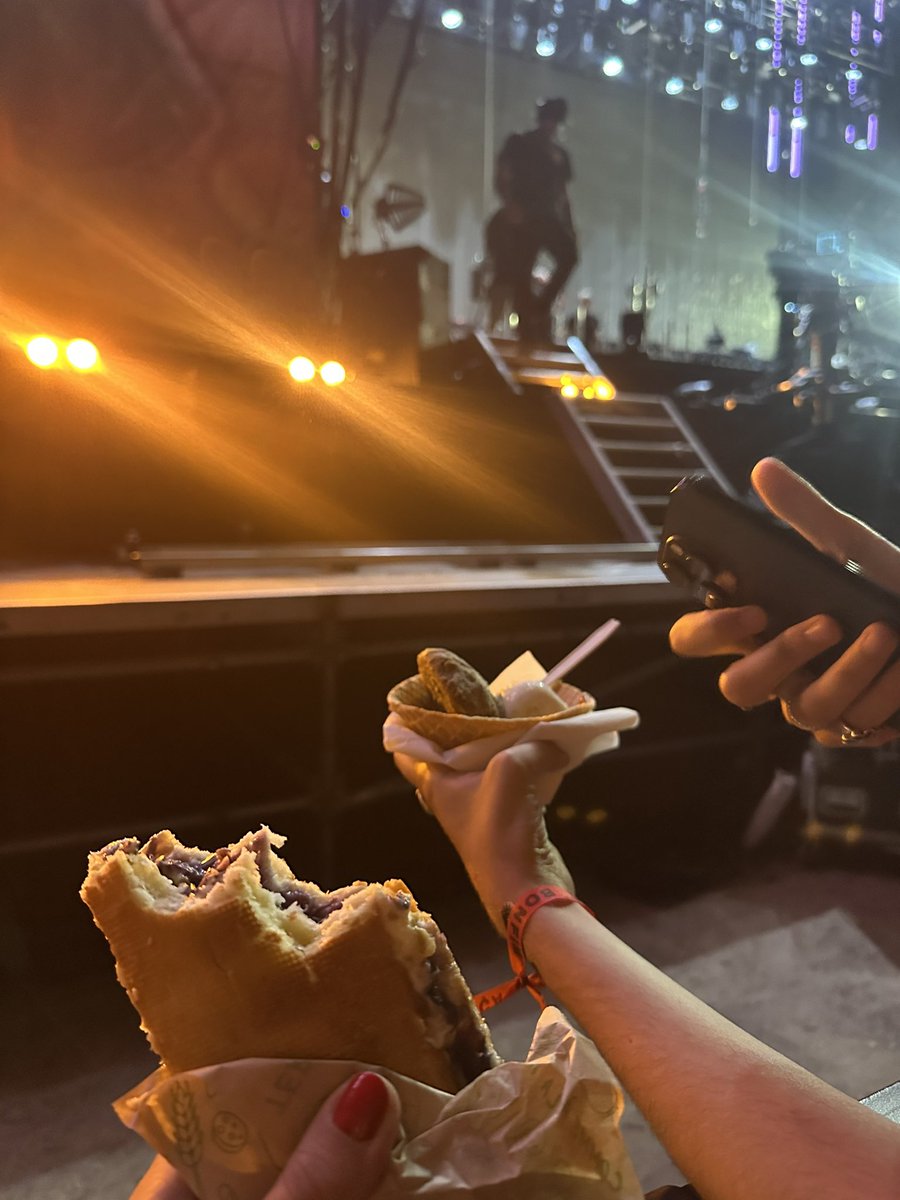 onmywave's tweet photo. made friend with a clikkie, her boyfriend gave me food wtf? I love kind people 😭 https://t.co/W0dQRYG2wA
