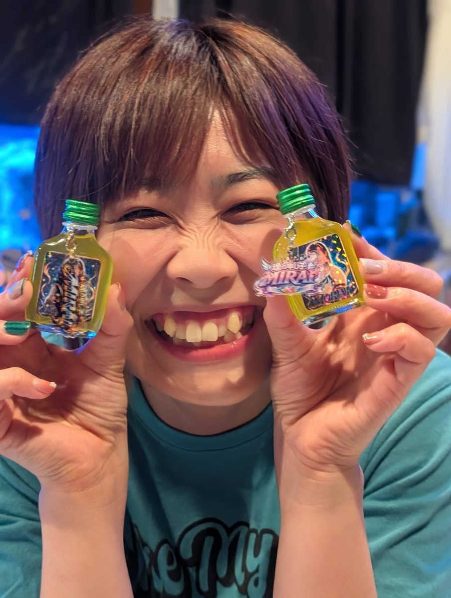 hajisan823's tweet photo. 最高で最幸な笑顔😍
#MIRAISS #宮古市観光親善大使 #michipro 
#みちのくプロレス

何があっても絶対に諦めず
何度でも立ち上がり熱い魂で
真っ直ぐに向かっていくMIRAIさんだが
MIRAIさんの魅力はそれだけではないんですよ😆

それは世界で一番素敵な笑顔で
MIRAIさんが笑えばその笑顔に
周りは凄い暖かい気持ちになれて
心にたまっていたモヤモヤも
一瞬でどっかに行ってしまうほど本当に素敵で
人の心を幸せに出来る
最高で最幸な笑顔なんです😍

そんな素敵な笑顔の持ち主のMIRAIさんを
皆さんも会場に行って
MIRAIさんの素敵すぎる笑顔に
思いっきり幸せを沢山もらってくださいね☺

MIRAIさんの日程は画像添付していますので
参考にしてくださいね😊