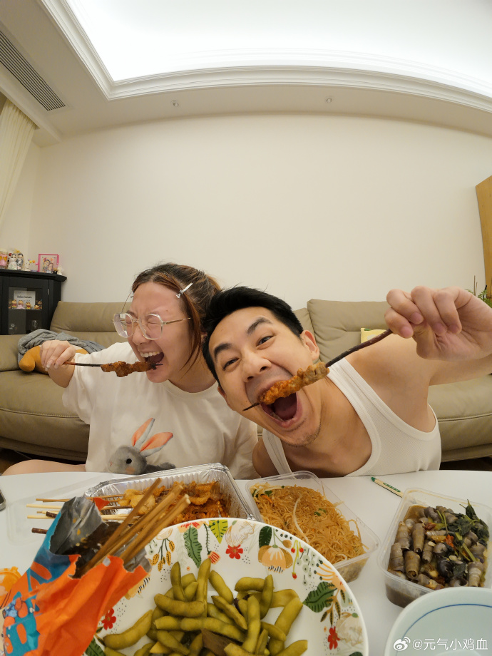 qseexq's tweet photo. Just had the best late-night snack with my bestie—laughing so hard my cheeks hurt ， https://t.co/O9FaMpwEgb