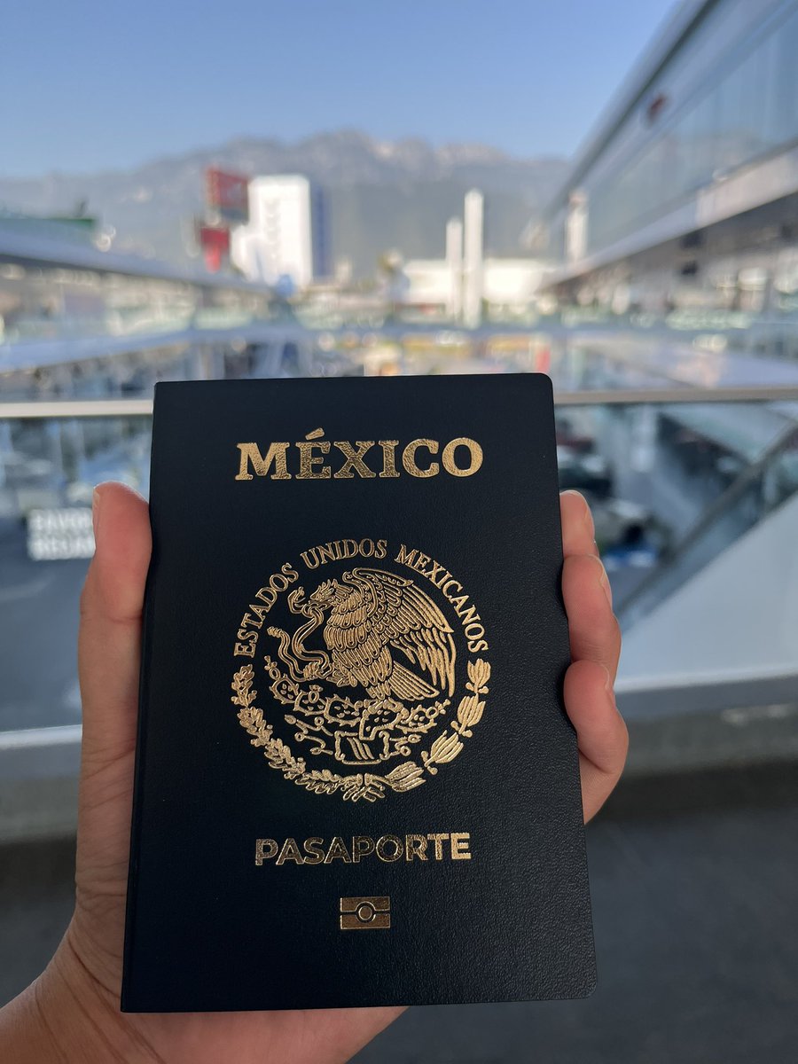 b_montano8's tweet photo. Orgullosa de esta nueva etapa. ✈️🤍

Hoy abrazo con mucho cariño a esa niña que decidió escuchar a su corazón y dedicarse a la meteorología. Después de tanto esfuerzo, hoy puedo decir con orgullo que tengo un trabajo que amo y que estoy cumpliendo mis metas.✨ https://t.co/4mwu4IoKU8