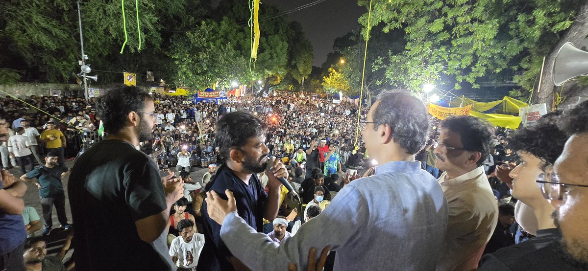 abhijeet_dipke's tweet photo. काल झालेल्या पोलिसांच्या क्रूर कारवाईनंतर विद्यार्थ्यांना भेटण्यासाठी आणि जंतर-मंतरवर येण्यासाठी मुंबईहून खास येणाऱ्या उद्धव ठाकरे (@OfficeofUT) साहेबांचे मी मनःपूर्वक आभार मानतो.

सर, तुमच्या उपस्थितीने विद्यार्थ्यांचे मनोबल उंचावले आणि आम्हाला नव्याने लढण्याची ताकद दिली. तुमच्या या पाठिंब्यासाठी आम्ही सदैव ऋणी राहू.

I thank Uddhav Thackeray sir from the bottom of my heart for flying all the way from Mumbai to visit Jantar Mantar and stand with the students after yesterday’s brutal police attack.

Your presence and solidarity have lifted our spirits and strengthened our resolve. We are deeply grateful, sir.

Jai hind - Jai Maharashtra