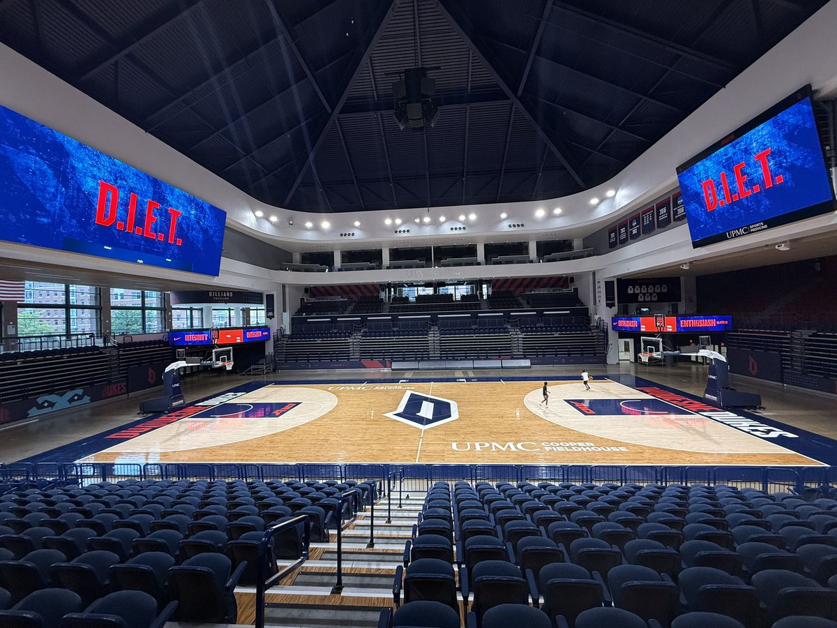 ryanhammer09's tweet photo. Duquesne arena is honestly one of the coolest ones I’ve seen anywhere

Fits only 3500 but has elite suites, seats tight to the floor, beautiful modern screen &amp; signage all over &amp; right in the city with the Pittsburgh skyline visible out the back windows. 
@DuqMBB https://t.co/K0BzyTbULj