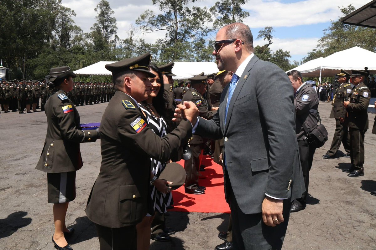 JohnReimberg's tweet photo. Por decisión del presidente Daniel Noboa, el fortalecimiento de la Policía Nacional sigue siendo una prioridad. Hoy, 200 servidores policiales de la Zona 9 ascendieron al grado inmediato superior, como parte de los 3.834 policías que reciben este reconocimiento en todo el país.

Este ascenso honra años de disciplina, sacrificio, capacitación y compromiso con la seguridad de los ecuatorianos. Cada nueva insignia representa mayor liderazgo, responsabilidad y el respaldo del Gobierno a quienes arriesgan su vida para proteger al Ecuador.

Enhorabuena!