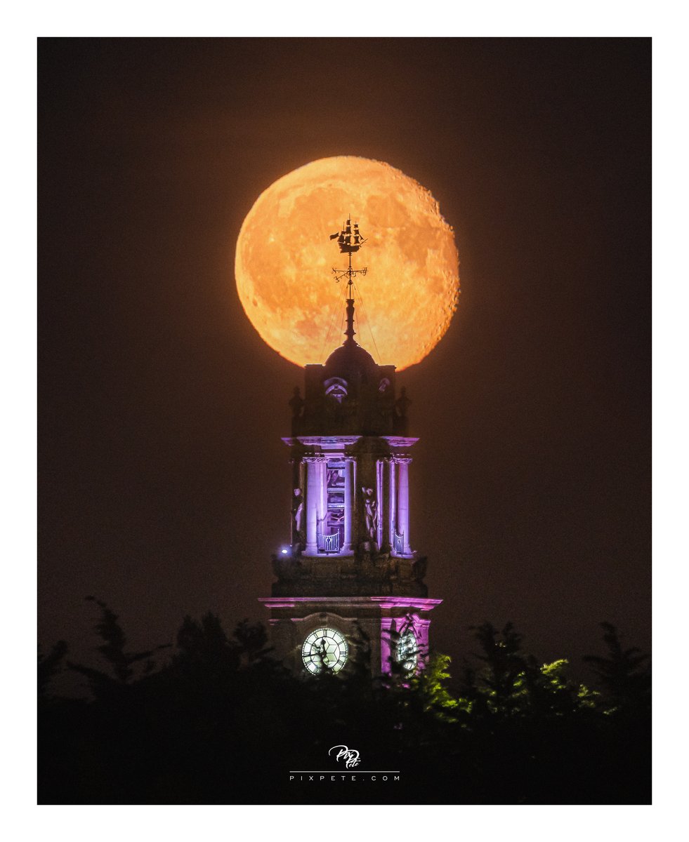 PixPetePhoto's tweet photo. Strawberry Moon rising over South Shields Town Hall https://t.co/D1C484y9xZ