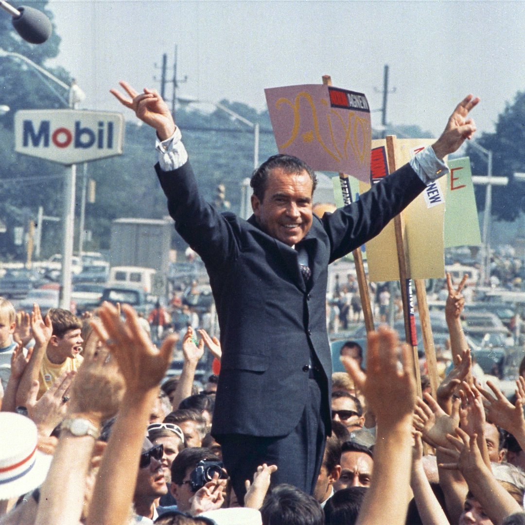 ChanceForClout's tweet photo. Really funny that no one’s pointed out that Tenna was hitting the Nixon Pose https://t.co/4YLsTqa2Gx