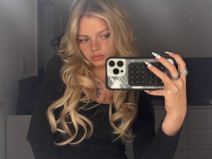 acesaintsatine's tweet photo. 🚨 Emily Kelavos, a mulher que você é! https://t.co/sI6vc0bEnr