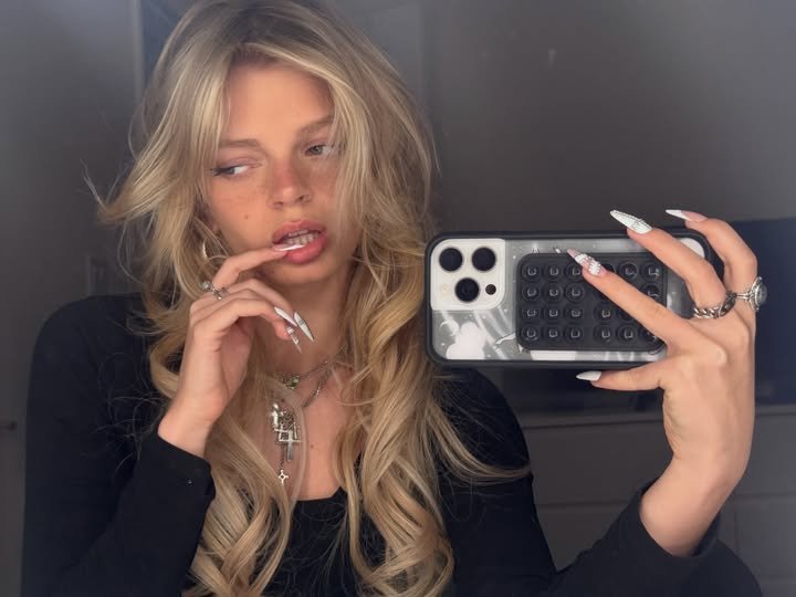 acesaintsatine's tweet photo. 🚨 Emily Kelavos, a mulher que você é! https://t.co/sI6vc0bEnr