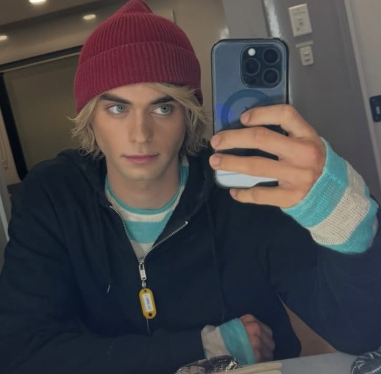 Squirmyislevk's tweet photo. Squirmy Smee.
Hijo del Sr. Smee y hermano pequeño de su gemelo Squeaky.
Estudiante de Áuradon Prep.
Gay versátil.
Multiverso.

Rt &amp; 🩵 https://t.co/HYGOVg8n4J