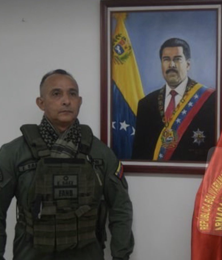 Simonovis's tweet photo. El gordo con casco prestado es: Gregorio Briceño Paniagua, comandante de la zona de defensa integral Vargas y el otro es: Sáez Edgar Aroldo,  comandante de la infantería de marina ubicada en el estado Vargas. 

Ascenderán el viernes a almirante de 3 soles.

En la FANB el criterio para ascender ya no es la eficacia, sino la capacidad de convertir un fracaso en una condecoración.