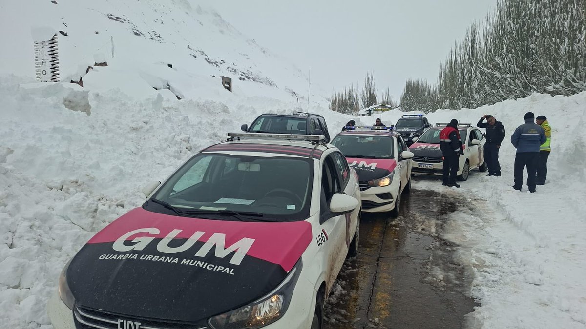 lopresti_lh's tweet photo. En un trabajo coordinado entre nuestra Guardia Urbana Municipal y los equipos provinciales y nacionales, asistimos a una familia en Puente del Inca que necesitaba ser evacuada de manera preventiva. 

Seguimos presentes en Alta Montaña, acompañando a quienes más lo necesitan. https://t.co/EMfseQhrXw
