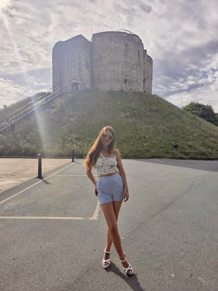 Wicked_Goddess_'s tweet photo. New shades, sunny streets, and a day wandering around York. Can’t complain. ☀️🕶️
 #NewSunglasses #SummerStyle #OOTD #ExploreUK  #SunnyDays https://t.co/bFcFuGKJFN
