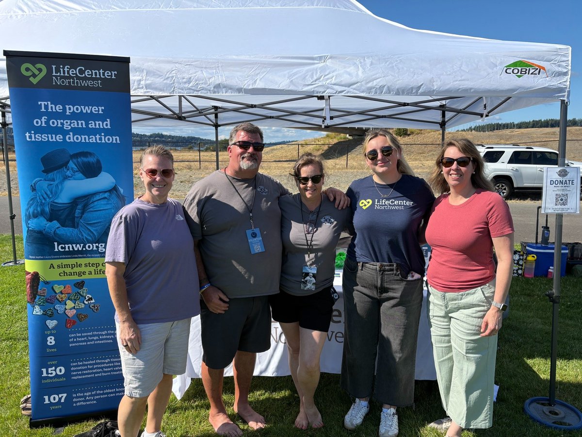 LifeCenterNW's tweet photo. This weekend we joined the Spencer Durbin Legacy Foundation Cruise-In event, catching up with friends from the donation community &amp; viewing the cars. SDLF promotes donation awareness &amp; overdose prevention, ensuring Spencer’s compassion continues to make a difference. #donatelife https://t.co/Vh6jadZun1