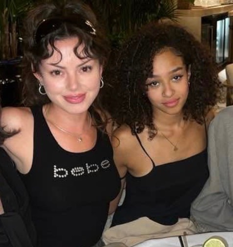 soeasysofun's tweet photo. @tori_clayton6 @urfavmartinist with that logic manon stole sophie’s style since her brows were what inspired manon https://t.co/19O2cZblK7
