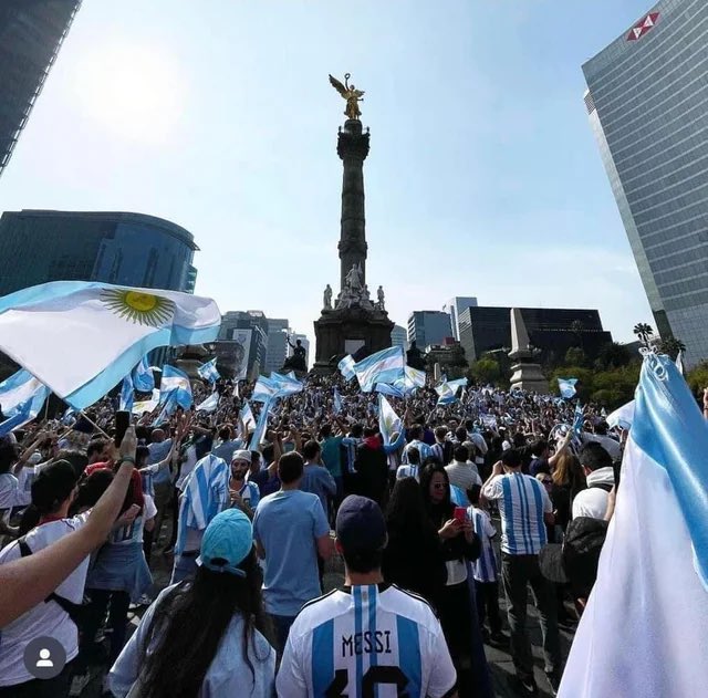 moyfree's tweet photo. @mugiseb Argentinos festejando en México https://t.co/mS541c06mx