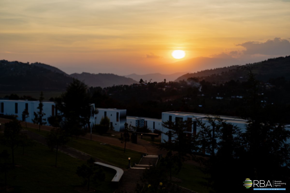 rbarwanda's tweet photo. Ibiganiro bya ‘Paul E. Farmer Butaro Dialogues’ bizabera i Butaro mu Karere ka Burera, ahari icyicaro gikuru cya @ughe_org , ku wa Gatatu, tariki 22 Nyakanga 2026, aho byitezweho guhuza abarenga 400 barimo abayobozi muri guverinoma, abarimu n’abashakashatsi, abahagarariye amashuri makuru na za kaminuza, imiryango nterankunga, abaganga, imiryango itari iya Leta, abanyeshuri ndetse n'urubyiruko rufite udushya.

Bose bazaba bahuriye ku kuganira ku nsanganyamatsiko igira iti ‘Kuziba icyuho kiri hagati y'udushya twamaze kugaragaza umusaruro n'ishyirwa mu bikorwa ryatwo mu rwego rw'ubuzima bw'ababyeyi, impinja n'abana’. #RBAAmakuru #ButaroDialogues