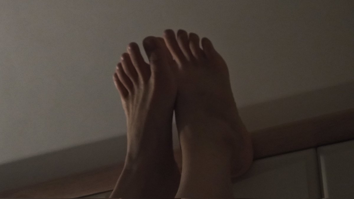 ss001209's tweet photo. 有没有人恋一下爱穿人字拖的足哈哈哈哈哈哈 https://t.co/RQrLIlvedf
