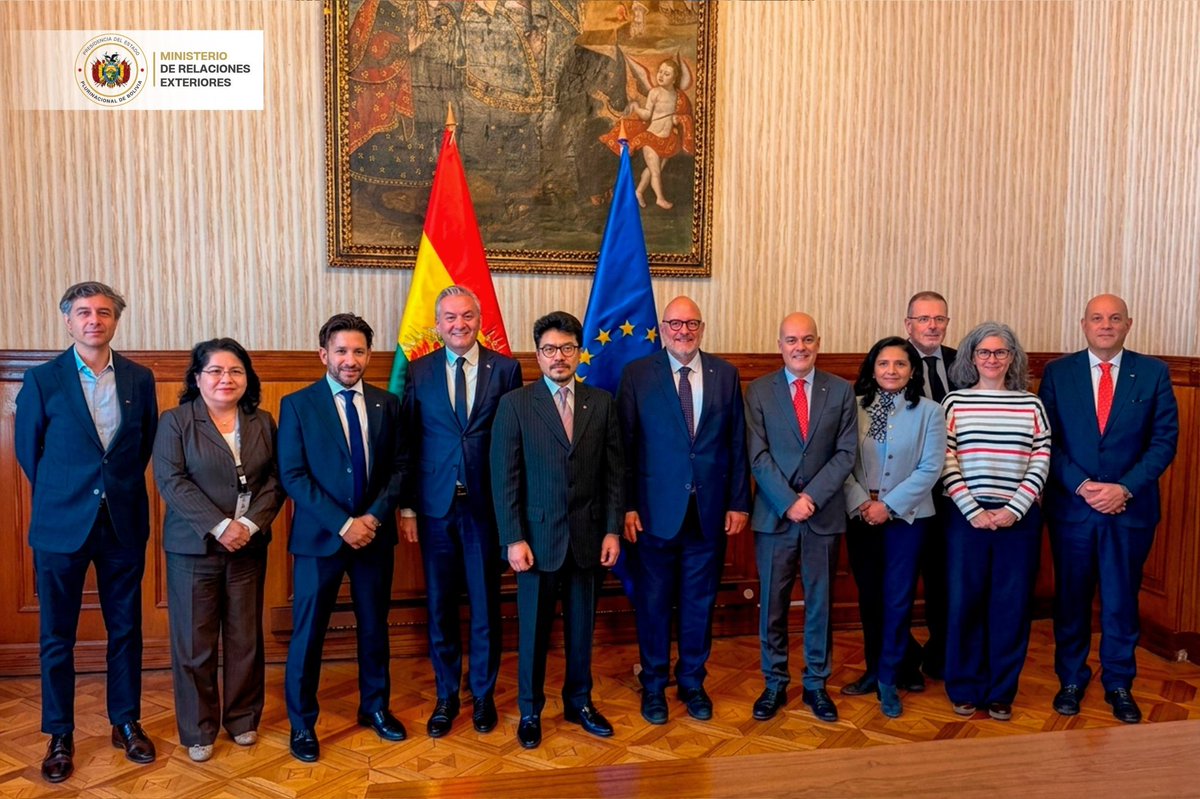 MRE_Bolivia's tweet photo. Bolivia fortalece el diálogo político y la cooperación con la Unión Europea.

El canciller Fernando Aramayo recibió a la Delegación para las Relaciones con los Países de la Comunidad Andina (DAND) del Parlamento Europeo para abordar una agenda estratégica de integración, democracia y cooperación.

🔗 https://t.co/duIHRNYtLa

#BoliviaAlMundo #DiplomaciaBoliviana #UniónEuropea #PolíticaExterior #Bolivia