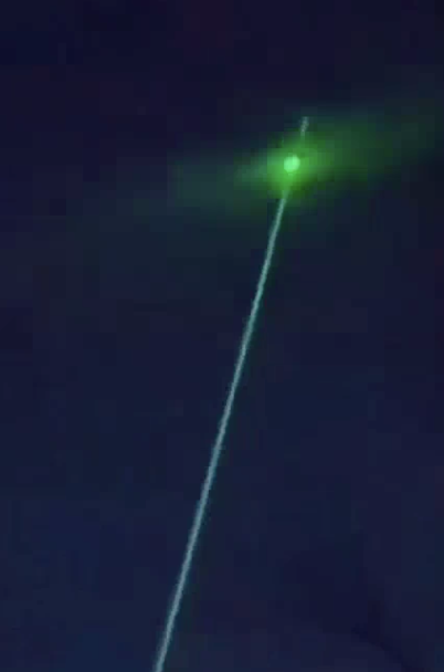 UAPWixy's tweet photo. 🚨A man hits a UFO with a green laser &amp; it lights up.. https://t.co/iwEpMSj1iO