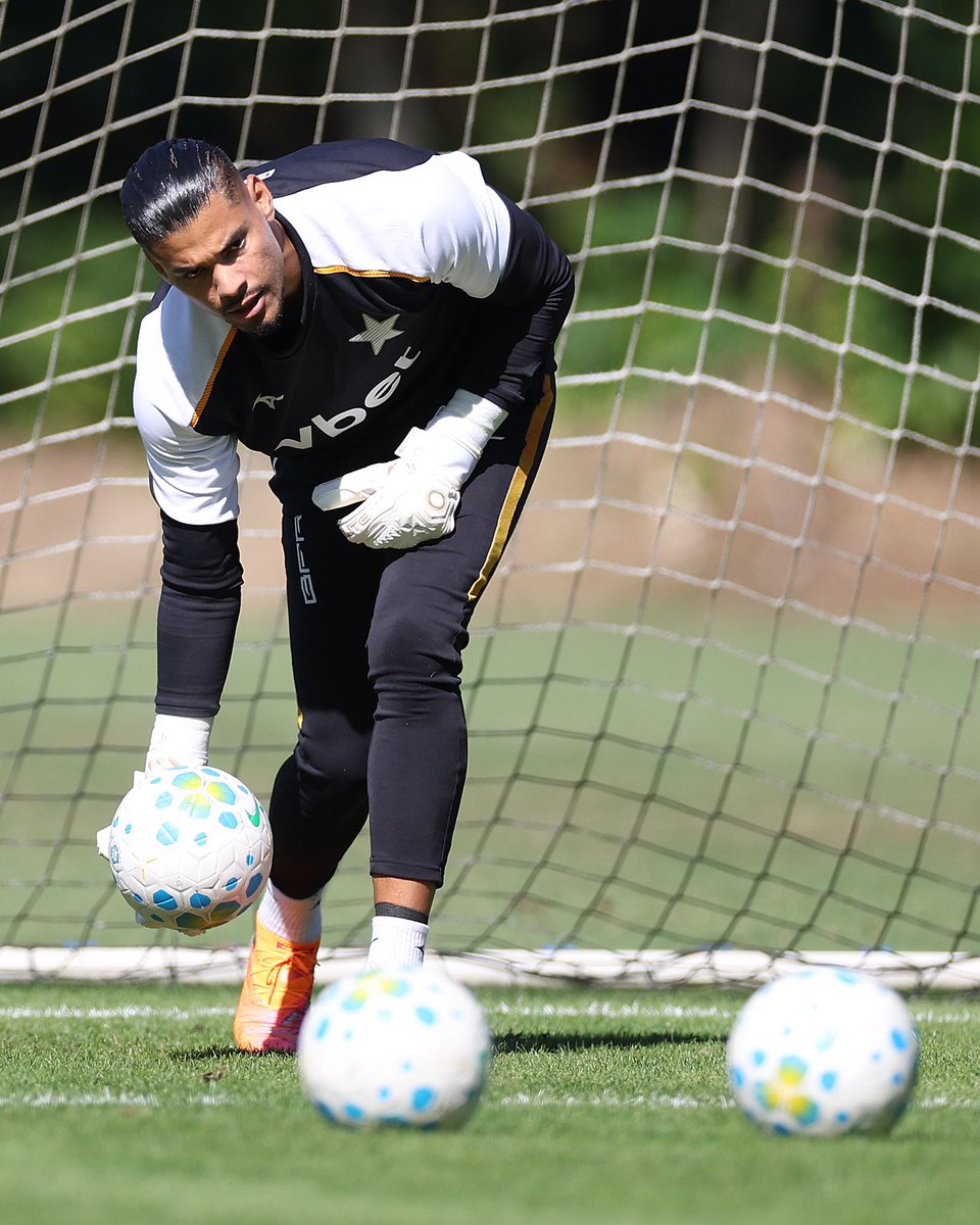 informafogo's tweet photo. “Não sou aquele que gosta de esbanjar aquilo que não sou. Sou formado em duas universidades no Brasil, e isso já mostra que não sou um atleta que vive na Lua. Sempre penso no que pode acontecer no futuro. Desde garotinho, na base do Athletico, procurei economizar, administrar, investir aquilo que a gente estava adquirindo da melhor forma possível. Sempre pensando na segunda chance.”

— Warleson, novo goleiro do Botafogo, ao ge