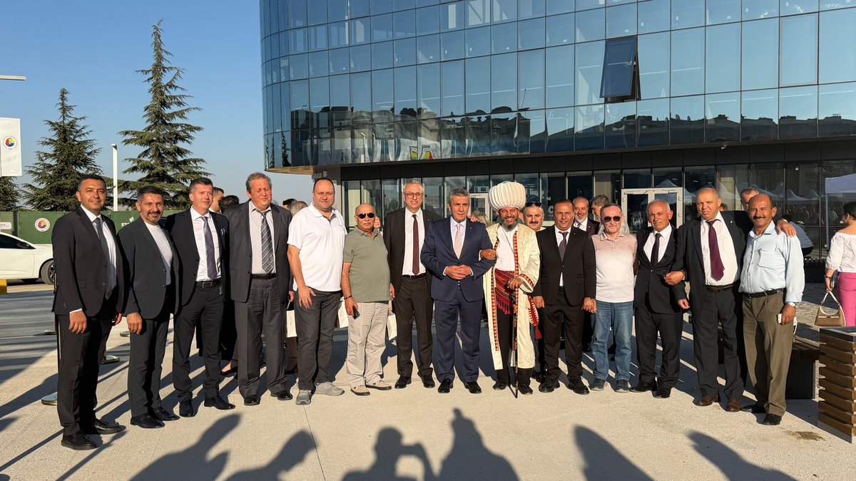 HamidYuzugullu's tweet photo. Eskişehir Ticaret Odası yeni Hizmet Binası’nın açılış programına; Valimiz Dr. Erdinç Yılmaz, Ticaret Bakan Yardımcımız Mahmut Gürcan, Genel Başkan Yardımcımız Hasan Basri Yalçın, MKYK Üyemiz İdris Nebi Hatipoğlu, BBP Genel Başkanımız Mustafa Destici, TOBB Başkanımız Rifat Hisarcıklıoğlu, İl Başkanımız Gürhan Albayrak ve kıymetli hazirunun katılımıyla iştirak ettik.

Eskişehir’imize değer katacak bu önemli yatırımın hayata geçirilmesinde emeği geçen herkese teşekkür ediyor, yeni hizmet binasının şehrimize, iş dünyamıza ve Eskişehir Ticaret Odamıza hayırlı olmasını temenni ediyorum.

Esnafımıza, tüccarımıza ve sanayicimize bereketli, bol kazançlı ve başarılı bir çalışma dönemi diliyorum.