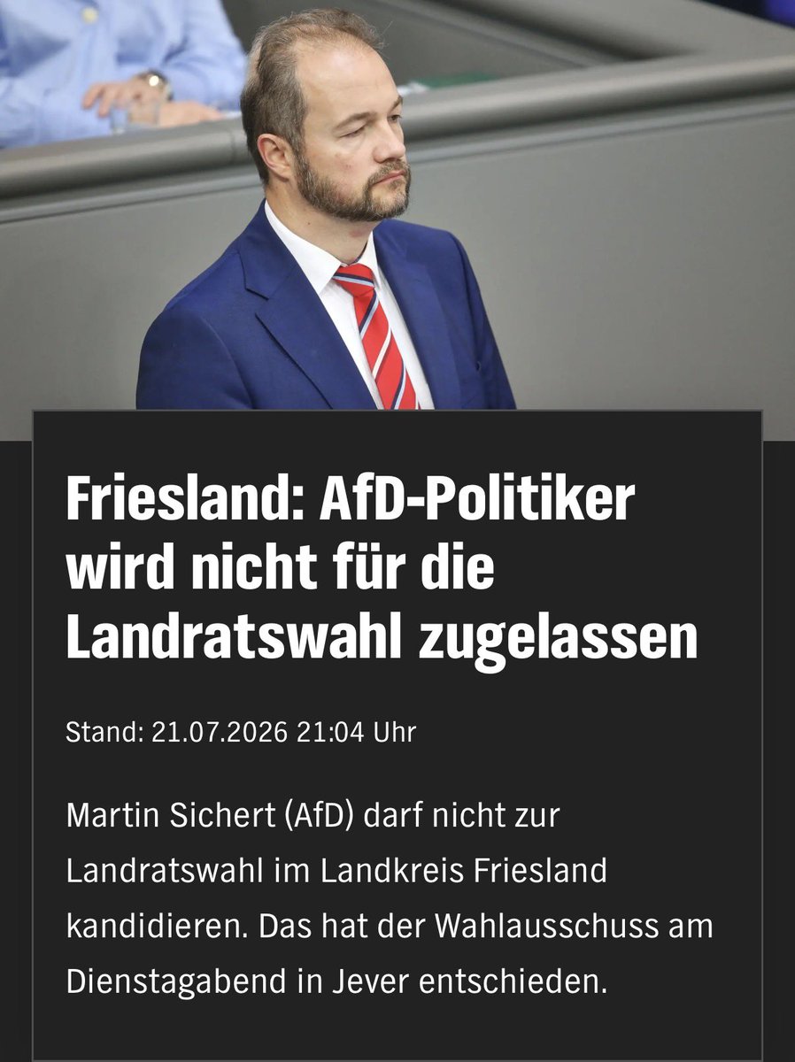 jannibal_'s tweet photo. »Martin Sichert (AfD) darf nicht zur Landratswahl im Landkreis Friesland kandidieren. Das hat der Wahlausschuss am Dienstagabend in Jever entschieden. Der Kreiswahlausschuss des Landkreises Friesland stimmte mit fünf zu eins Stimmen gegen den Bundestagsabgeordneten Martin Sichert. Damit folgte der Ausschuss einer Empfehlung des niedersächsischen Innenministeriums, sich den Kandidaten genauer anzuschauen. Grund sei seine Mitgliedschaft in der niedersächsischen AfD, die als rechtsextrem eingeschätzt werde. Außerdem lieferte das Innenministerium den Angaben zufolge zahlreiche Hinweise auf Sicherts Aktivitäten in den sozialen Medien. Dort wettert er gegen Migranten, Ausländer mit deutschem Pass, bezeichnet die Tagesschau als Propagandakanal einer Diktatur und spricht von Kartellparteien.«

Absolut inakzeptabel, übergriffig, antidemokratisch. ja geradezu dystopisch. 

https://t.co/4Slo15neLb