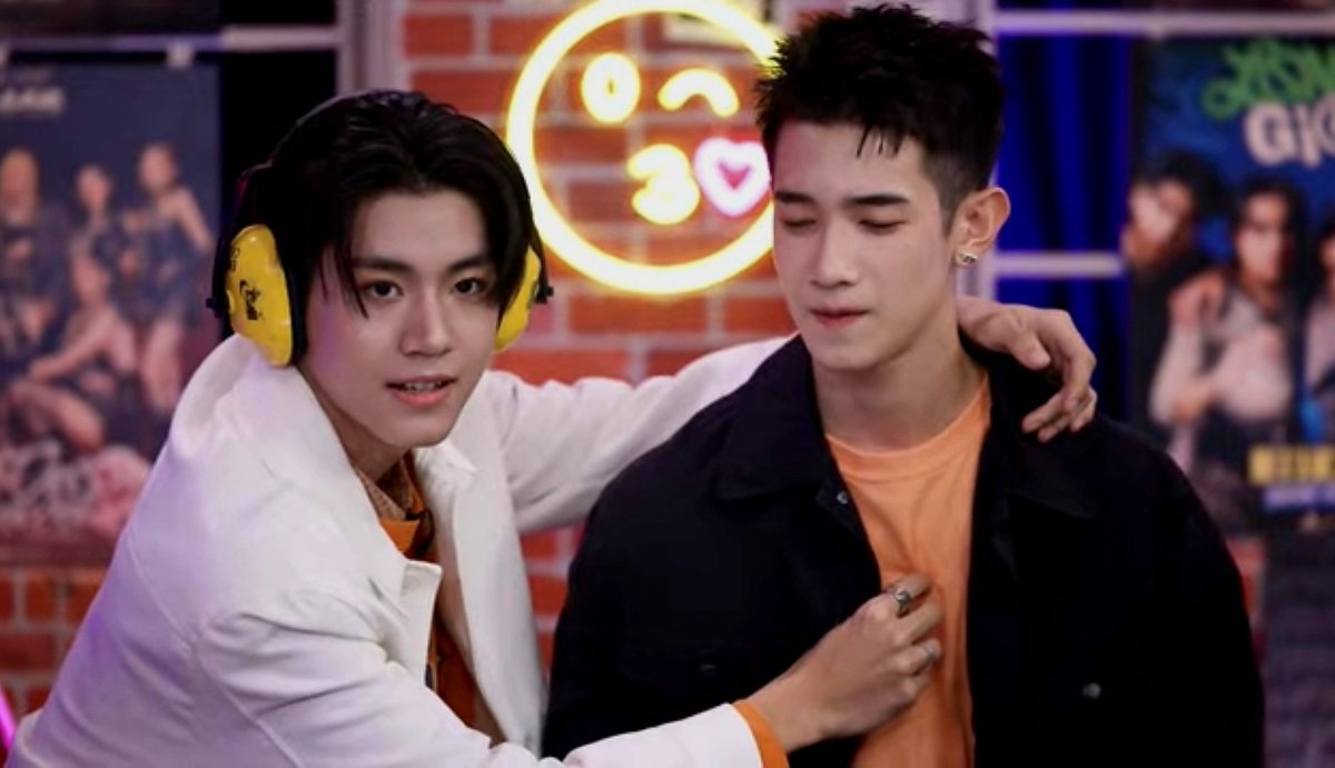 choco_coco_pie's tweet photo. Almond I love my job Poomsuwan ready to lift that shirt Suwansatit 😌😏

LIVE HOUSE X TONSOM
#GMMTVLiveHouse 
#AlmondProgress https://t.co/L3W0FpKM9n