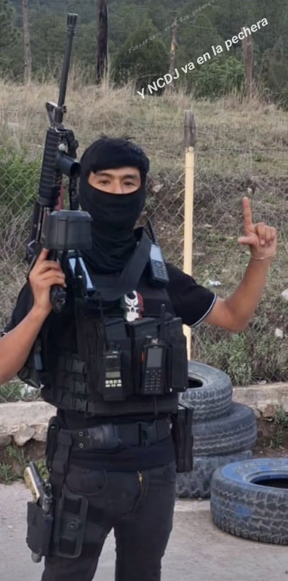 VivoenMarte2's tweet photo. El NCDJ en Chihuahua: 

Elementos del Nuevo Cartel de Juárez (NCDJ) o también conocidos como “La Línea” en el estado grande de #Chihuahua esta organización local mantiene una alianza o asociación con el Cartel de Jalisco Nueva Generación #CJNG. 

El NCDJ mantiene también una guerra muy sangrienta contra los invasores y narco-terroristas de los Mayos de #Sinaloa y los narco-terroristas de los CabreraZ de #Durango al igual también contra la GDT (Gente del Tigre) ex-CDS. 

En dos fotos se le puede observar a un elemento de dicho cartel haciendo la seña con los dedos como una “L” esto referencia al nombre de “La Línea”.