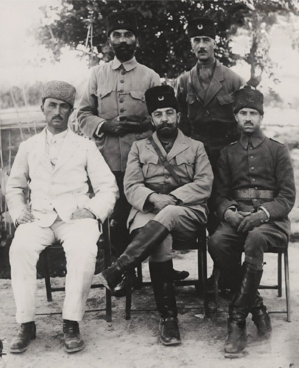 HarpCografyasi's tweet photo. Cemal Paşa 104 sene önce bugün, 21 Temmuz 1922'de Tiflis'te Ermeni katiller tarafından şehit edildi.
Saldırıda, maiyetindeki Dz. Yzb. Nusret ve Tğm. Süreyya da şehit oldular.
Doğu Cephesi Komutanı Kazım Karabekir Paşa tarafından Erzurum'a getirilen üç şehit burada, Karskapı Şehitliği'ne defnedildiler.
Aziz ruhları şâd olsun.💐🇹🇷