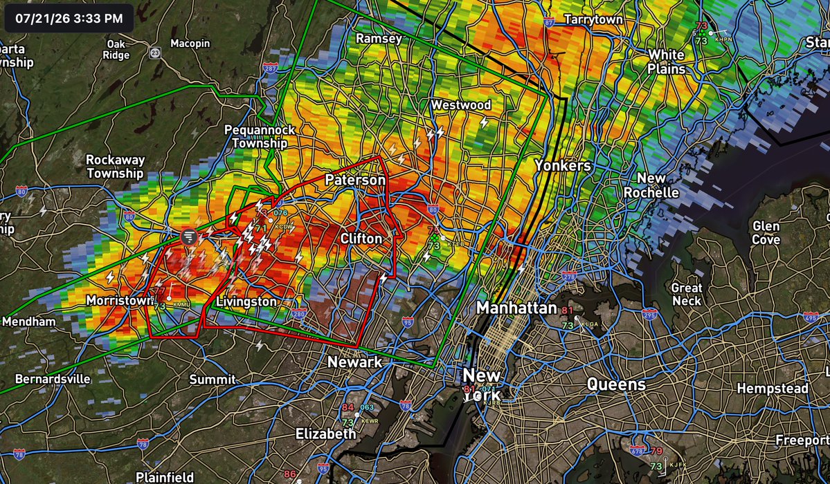 nymetrowx's tweet photo. 3:35pm: Tornado Warned storms continue over NENJ and just barely off to the northwest of NYC. Monitoring very closely to see how the storms evolve in the next few minutes, which will determine whether the tornado potential gets into the NYC Metro or not. It will be close. https://t.co/95kr8GLQap