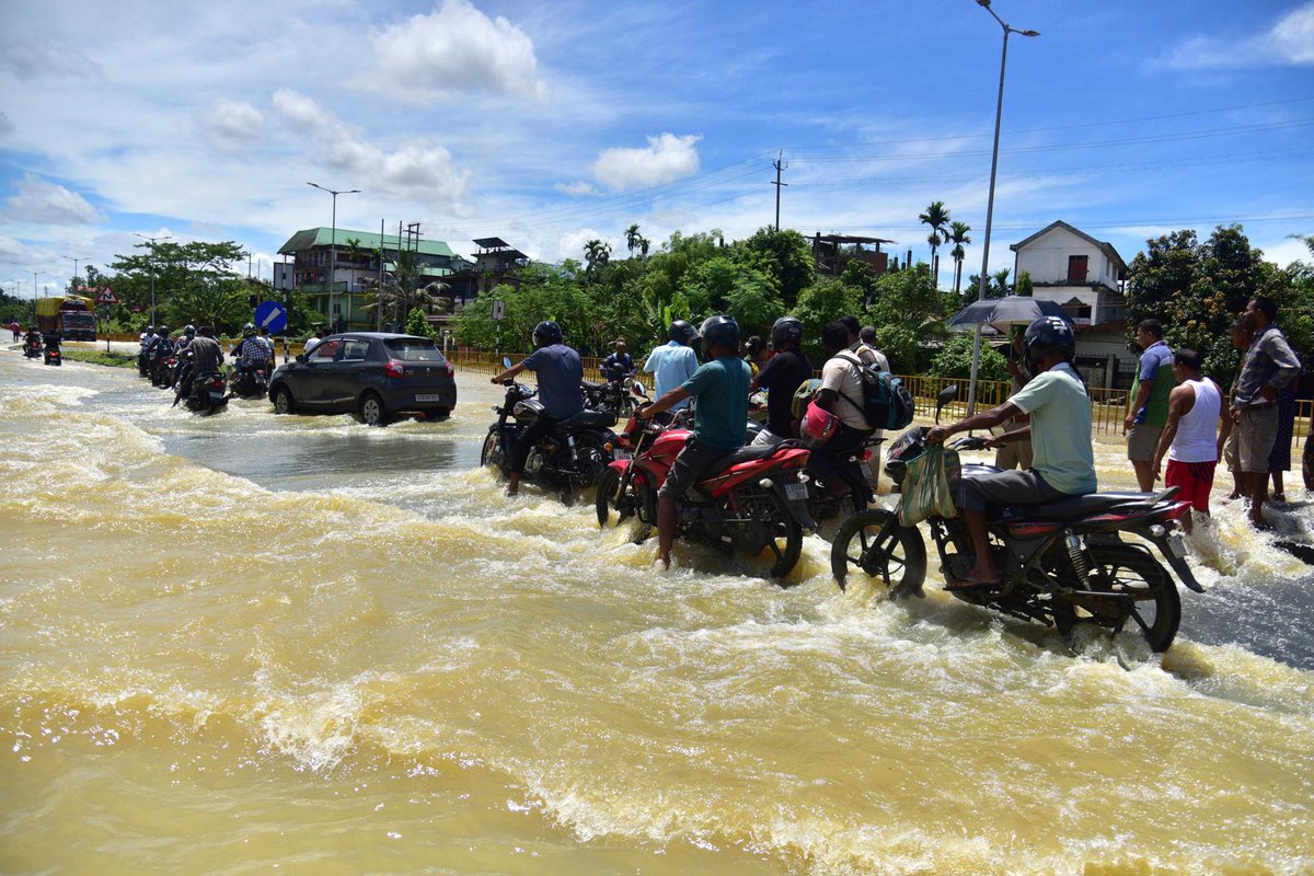 Resistenciags's tweet photo. 🔴 Las intensas #lluvias al norte de la #India han provocado severas afectaciones en la región, dejando hasta el momento al menos 10 personas fallecidas y más de 300 mil #damnificados.
Equipos de emergencia continúan con labores de rescate y apoyo a las comunidades afectadas. https://t.co/lGdvXZak54
