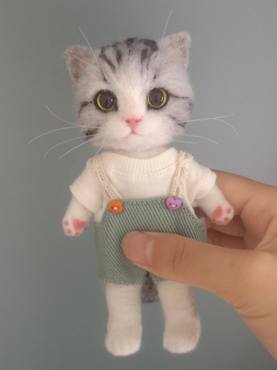 neighbor6969's tweet photo. Just finished this cute felt cat keychain—so cozy and perfect for keeping keys handy!  #HandmadeCrafts https://t.co/RGYeIzsWn7