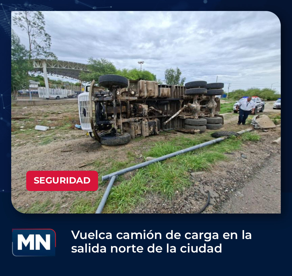 tadeolopezrojas's tweet photo. Vuelca camión de carga en la salida norte de la ciudad https://t.co/VB3uc3uPXS https://t.co/2yh3hXMOpD