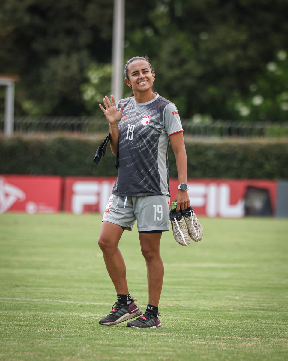 LeonasSantaFe's tweet photo. Unidas, con garra y corazón ✊🏻❤️, regresamos este domingo a competir en la Liga Femenina BetPlay ⚽️

Desde las 14:00 enfrentamos a Real Santander por la fecha 14 🦁 https://t.co/K6ollNmgo4