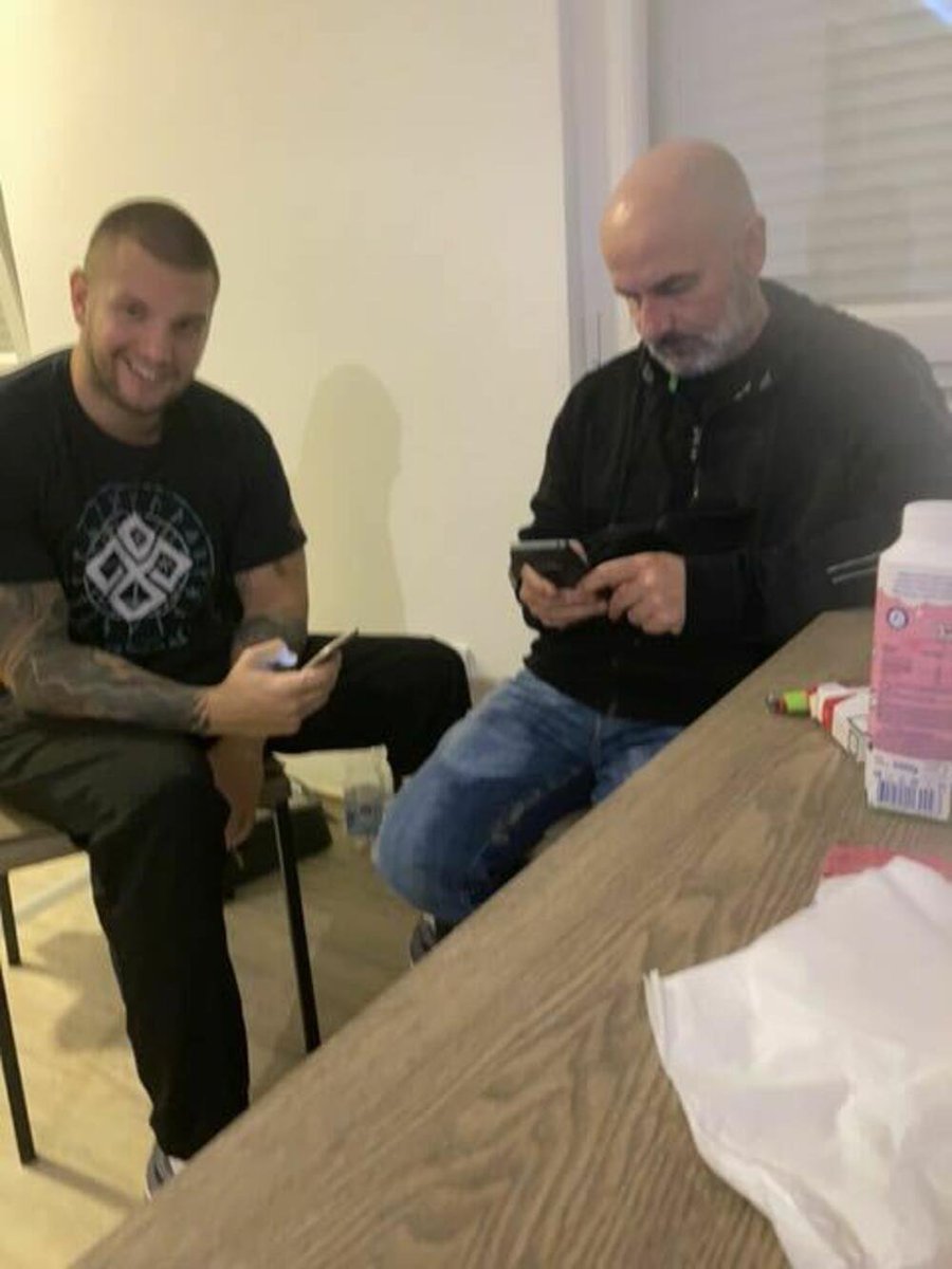 vratioseluka's tweet photo. Marko Miljović sa žrtvom Milom Radulovićem pre ubistva. Nakon što su ga zarobili, grupa kavčana snima Radulovićeve audio poruke, koje putem Sky aplikacije šalju Zviceru. On na isti način odgovara. Nakon brutalnog mučenja, tvrde iz Specijalnog državnog tužilaštva, Radulović je zadavljen, a njegovo tijelo spaljeno je na Lovćenu  na lomači napravljenoj od automobilskih guma.
