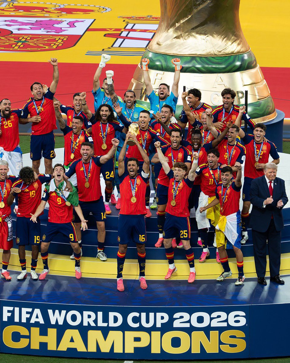 rotativodemex's tweet photo. Donald Trump entregó el trofeo a España como nueva campeona del mundo, pero volvió a quedarse en el estrado durante el festejo. Gianni Infantino y Rodri intentaron retirarlo del escenario, sin éxito. La escena recordó al Mundial de Clubes del año pasado.

#Mundial2026 #España https://t.co/2SmmPwQiyw