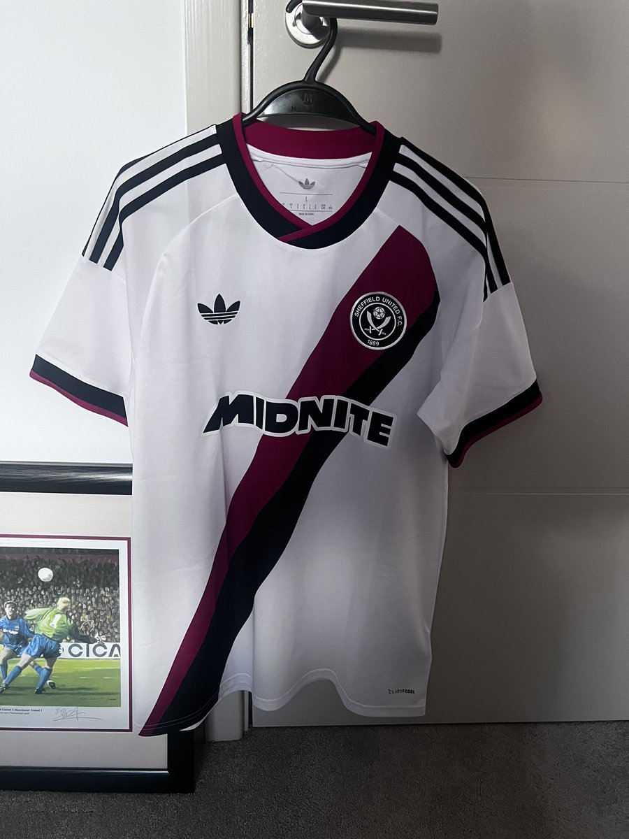 AllThingsBlades's tweet photo. Away shirt already out of stock, no surprise when it looks this good. https://t.co/rVoLJhmFhB