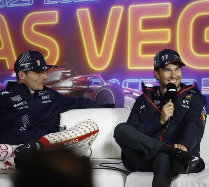 alenaamvp's tweet photo. Max se sabía menos la de disimular pero Checo no se quedaba atrás, ambos tenían sus momentos  de verse de esa manera bonita y tan de ellos https://t.co/EC7dg569bj