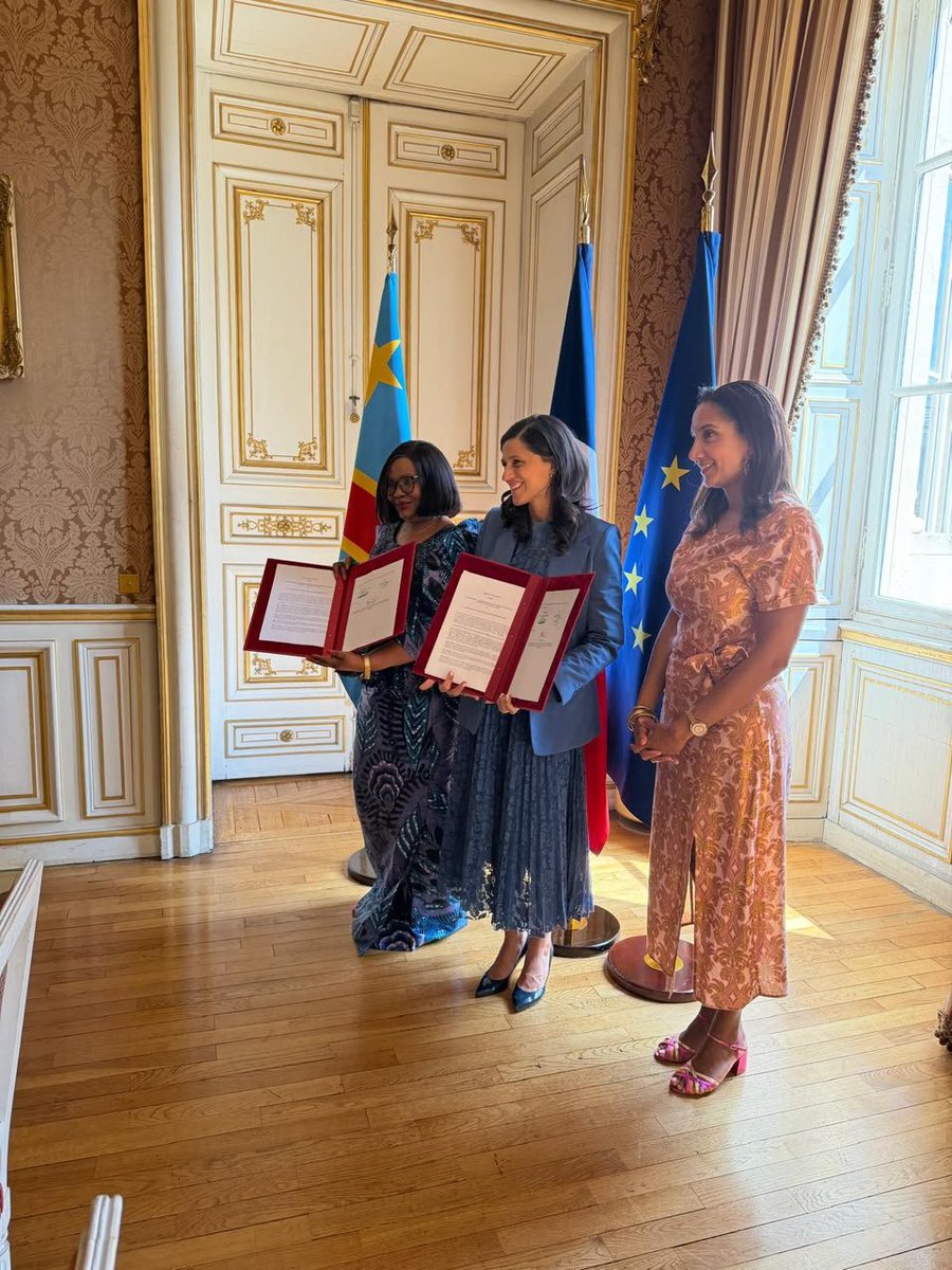 medd_nec's tweet photo. COMMUNIQUÉ DE PRESSE

Signature d’un protocole d’accord entre la République démocratique du Congo et la France pour la préservation des forêts naturelles et le développement durable. 
@fonaredd
@papypalata https://t.co/VprVhzatNY